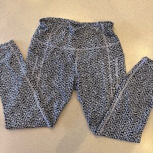 Athleta stash pocket Textured Leggings black/white/lavender